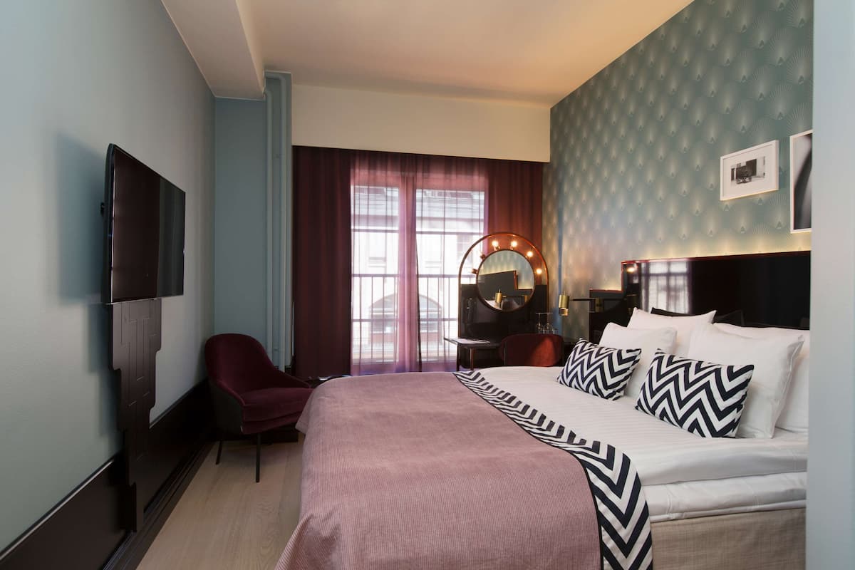 Pengeskab på værelset, skrivebord, mørklægningsgardiner