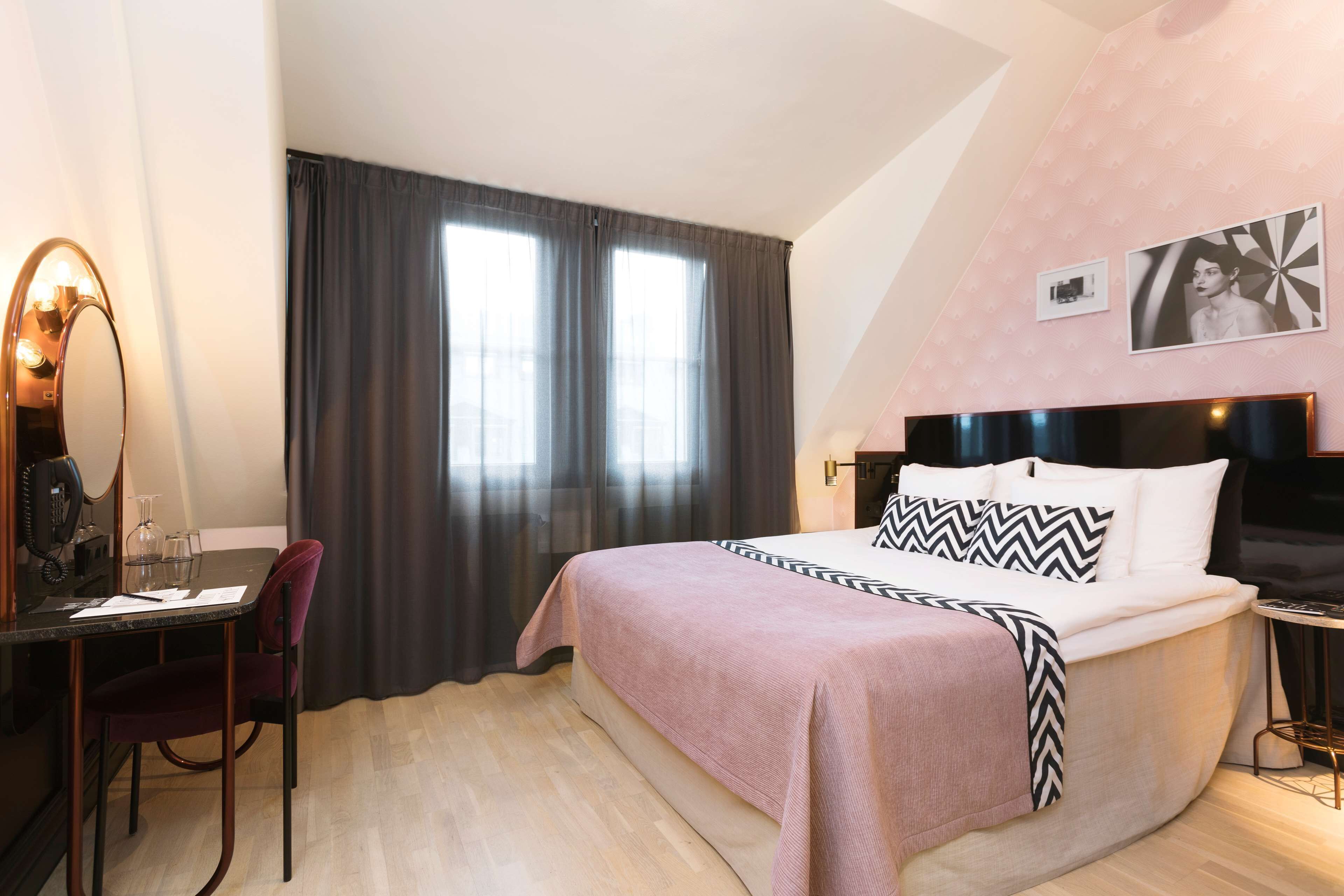 Caja de seguridad en la habitación, escritorio y cortinas blackout 