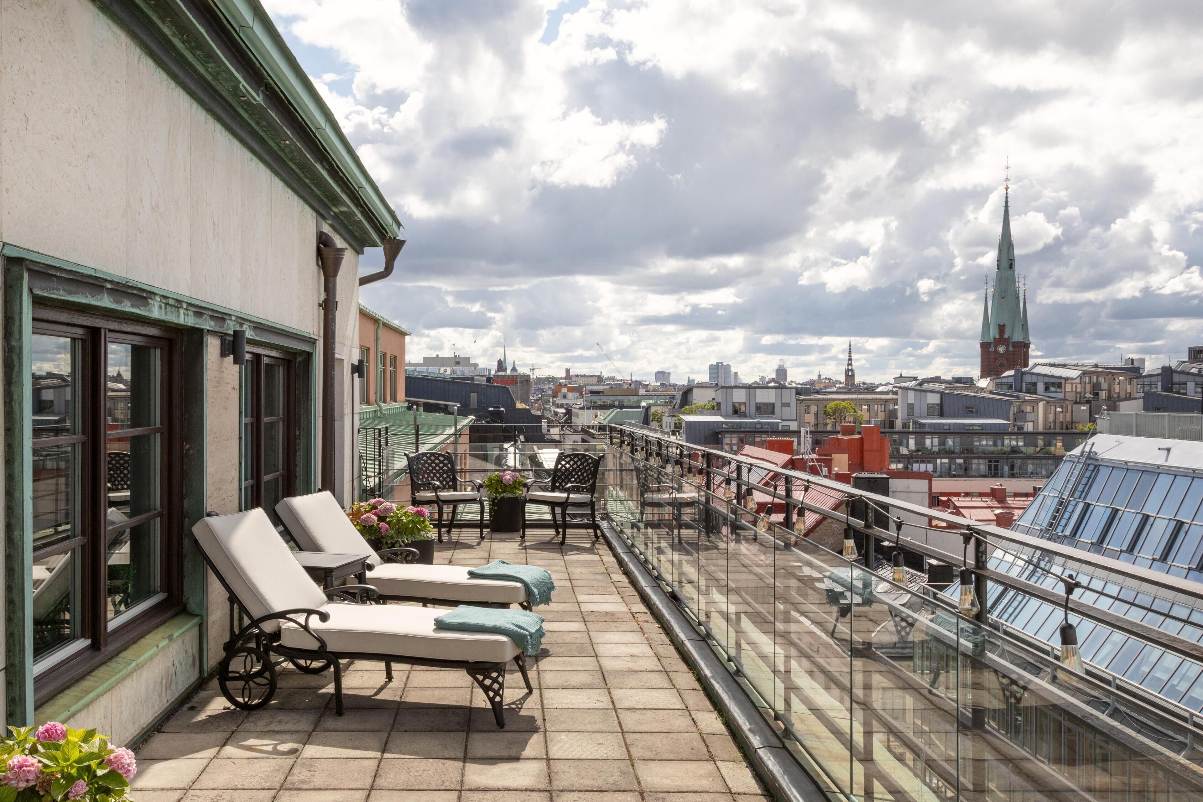 Svit (The Grande Terrace) | Värdeförvaringsskåp på rummet, skrivbord och mörkläggningsgardiner