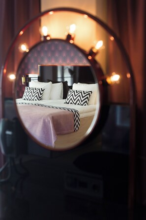 객실 내 금고, 책상, 암막 커튼, 다리미/다리미판