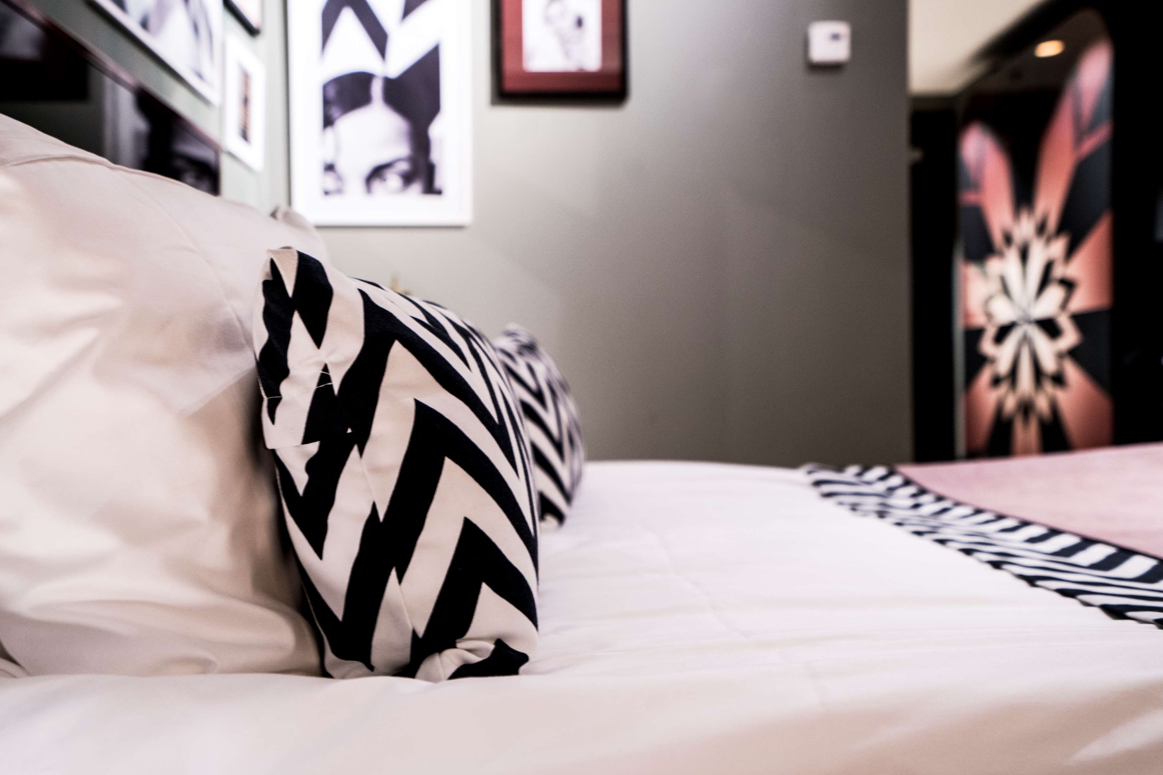 Caja de seguridad en la habitación, escritorio y cortinas blackout 