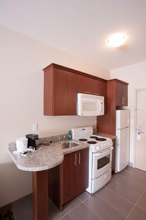 Deluxe Room, 2 Queen Beds, Kitchen | Private kitchen | Microwave, coffee/tea maker, cookware/dishes/utensils