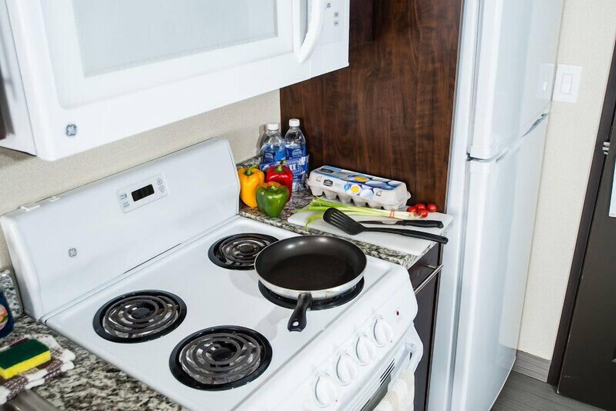 deluxe room, 1 king bed, jetted tub | private kitchen | microwave, coffee/tea maker, cookware/dishes/utensils