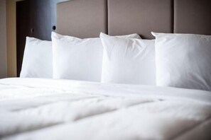 Habitación Deluxe, 1 cama de matrimonio grande, bañera de hidromasaje | Escritorio, espacio para trabajar con un portátil, cortinas opacas