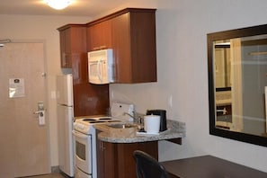 Deluxe Room, 2 Queen Beds, Kitchen | Private kitchen
