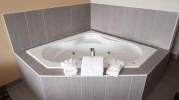 Combined shower/bathtub, free toiletries, hair dryer, towels