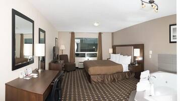 Camera Deluxe, 1 letto king, idromassaggio | Una scrivania, ferro/asse da stiro