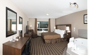 Rom – deluxe, 1 kingsize-seng, massasjebadekar | Skrivebord, strykejern/-brett og barnesenger