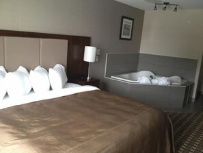 Een bureau, een strijkplank/strijkijzer, babybedden, extra bedden