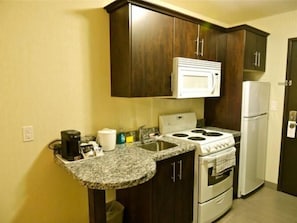 Microwave, coffee/tea maker, cookware/dishes/utensils - Carlyle Western Star Inn & Suites (Carlyle)