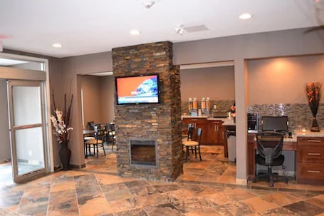 Lobby. Carlyle Western Star Inn & Suites