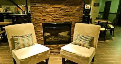 Stoughton Western Star Inn & Suites