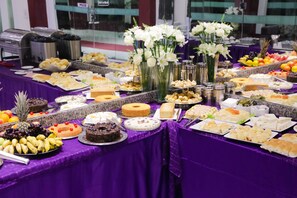 Sudah termasuk sarapan prasmanan setiap hari