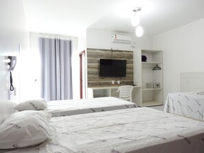 Deluxe Quadruple Room (Master) | In-room safe, blackout curtains, iron/ironing board, free WiFi - Hotel Açay (Santarém)