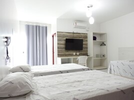 Habitación cuádruple Deluxe (Master) | Caja fuerte, cortinas opacas, tabla de planchar con plancha