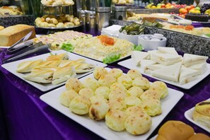 Free daily buffet breakfast - Hotel Açay (Santarém)