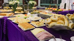 朝食 (ビュッフェ)、毎日提供 (無料)
