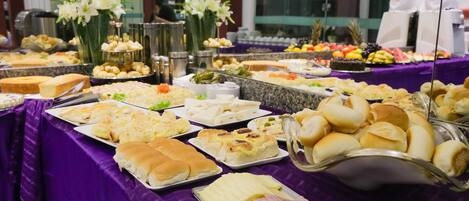 Free daily buffet breakfast