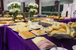 Free daily buffet breakfast  - Hotel Açay (Santarém)