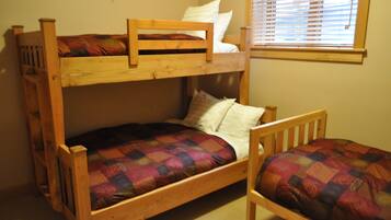 Kondominium, 4 kamar tidur | Setrika/meja setrika, Wi-Fi gratis, dan seprai linen