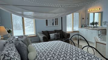 Room, Jetted Tub | Iron/ironing board, rollaway beds, free WiFi