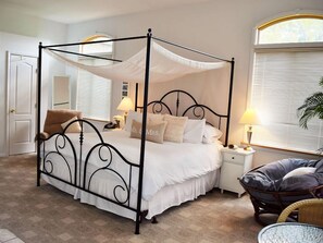 Iron/ironing board, rollaway beds, free WiFi