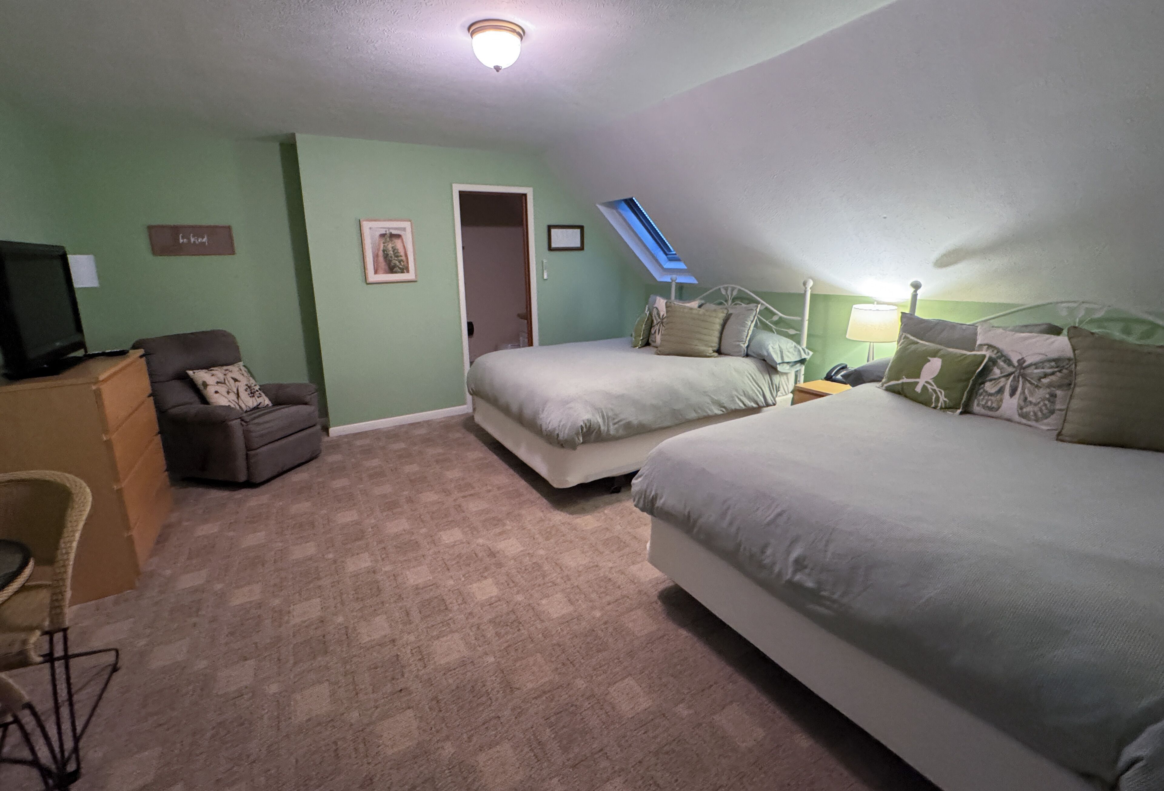 Room (2 Beds) | Iron/ironing board, rollaway beds, free WiFi