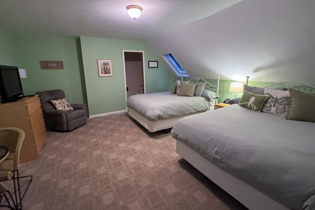 Room (2 Beds) | Iron/ironing board, rollaway beds, free WiFi