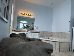 Habitación, hidromasaje | Tabla de planchar con plancha, camas extra y wifi gratis 