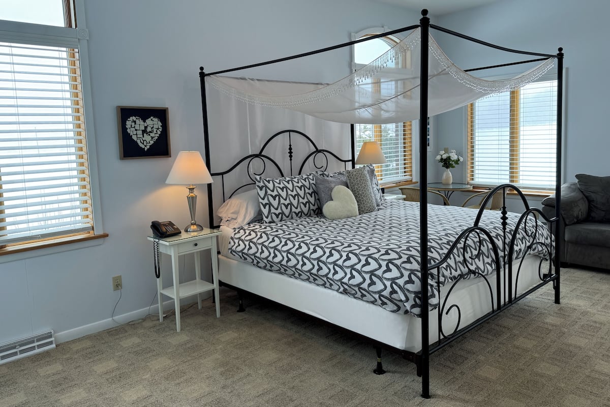 Room, Jetted Tub | Iron/ironing board, rollaway beds, free WiFi