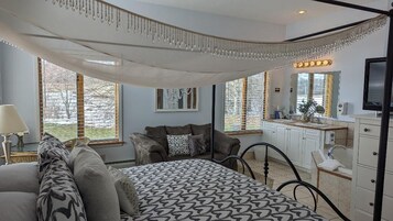 Quarto, banheira de hidromassagem | Ferros/tábuas de passar roupa, camas extras/dobráveis (sobretaxa)