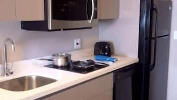 Refrigerador con congelador, microondas y parrilla de estufa