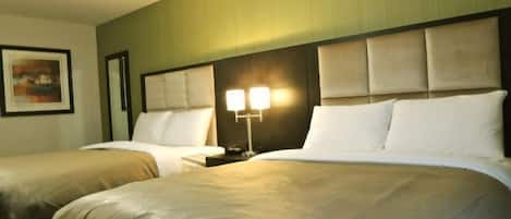 Habitación Deluxe, 2 camas Queen size, cocina | Escritorio, wifi gratis y ropa de cama