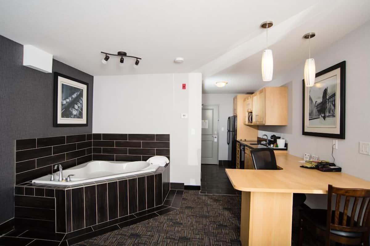 Deluxe Room, 1 King Bed, Jetted Tub | Desk, free WiFi