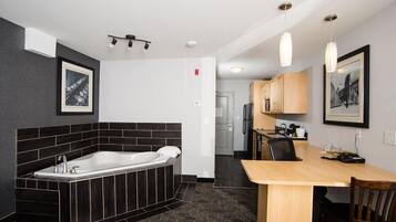 Deluxe Room, 1 King Bed, Jetted Tub