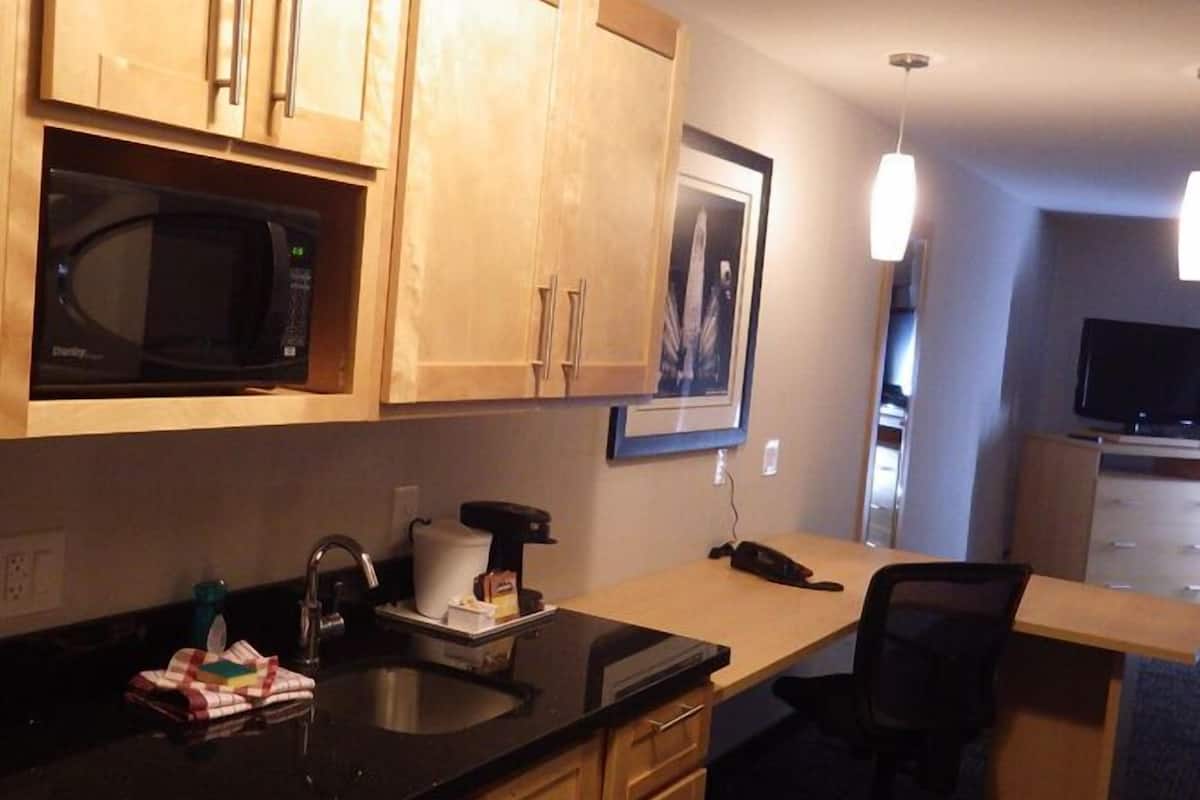 Deluxe Room, 1 King Bed, Kitchen | Private kitchen | Microwave, coffee/tea maker, cookware/dishes/utensils