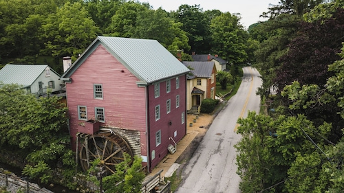 The Inn at Gristmill Square