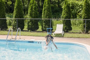 Una piscina al aire libre de temporada
