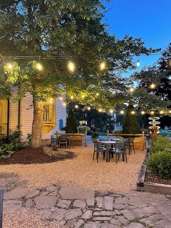 Jardines del alojamiento. The Inn at Gristmill Square