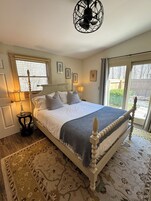 Standard Room, 1 Queen Bed (Run of House) | Bathroom | Combined shower/tub, designer toiletries, hair dryer, bathrobes