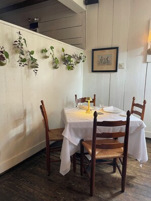 Dinner and brunch served, American cuisine - The Inn at Gristmill Square (Warm Springs)