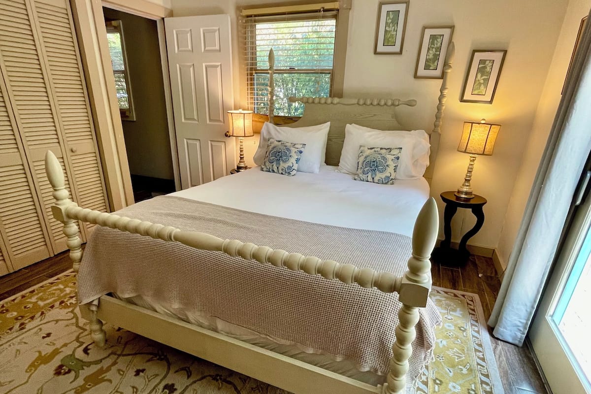 スタンダード ルーム クイーンベッド 1 台 | 高級寝具、客室ごとに異なる装飾、客室ごとに異なるインテリア、アイロン / アイロン台