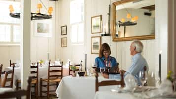 Middag og brunsj serveres, amerikanske retter