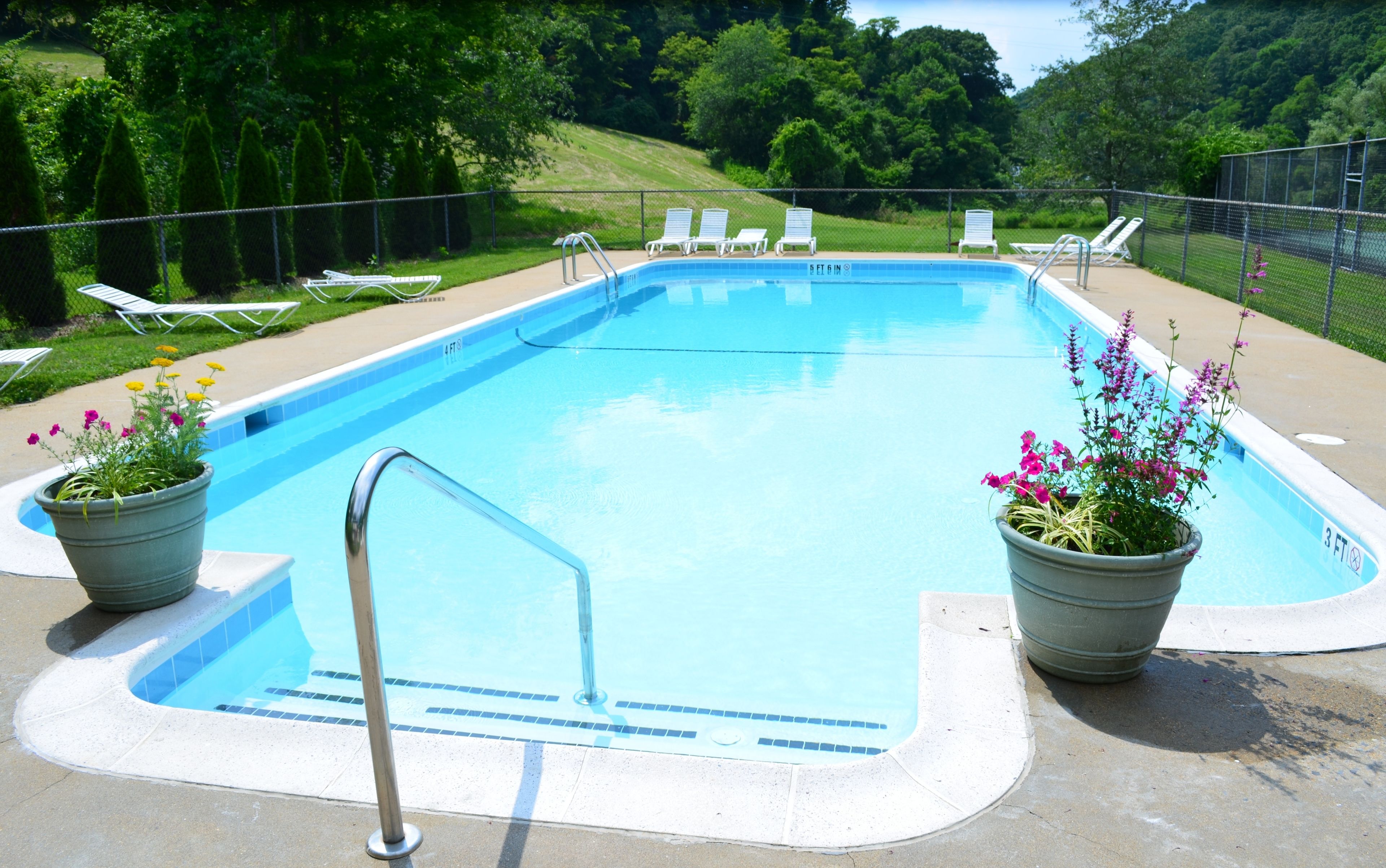 시즌별로 운영되는 야외 수영장