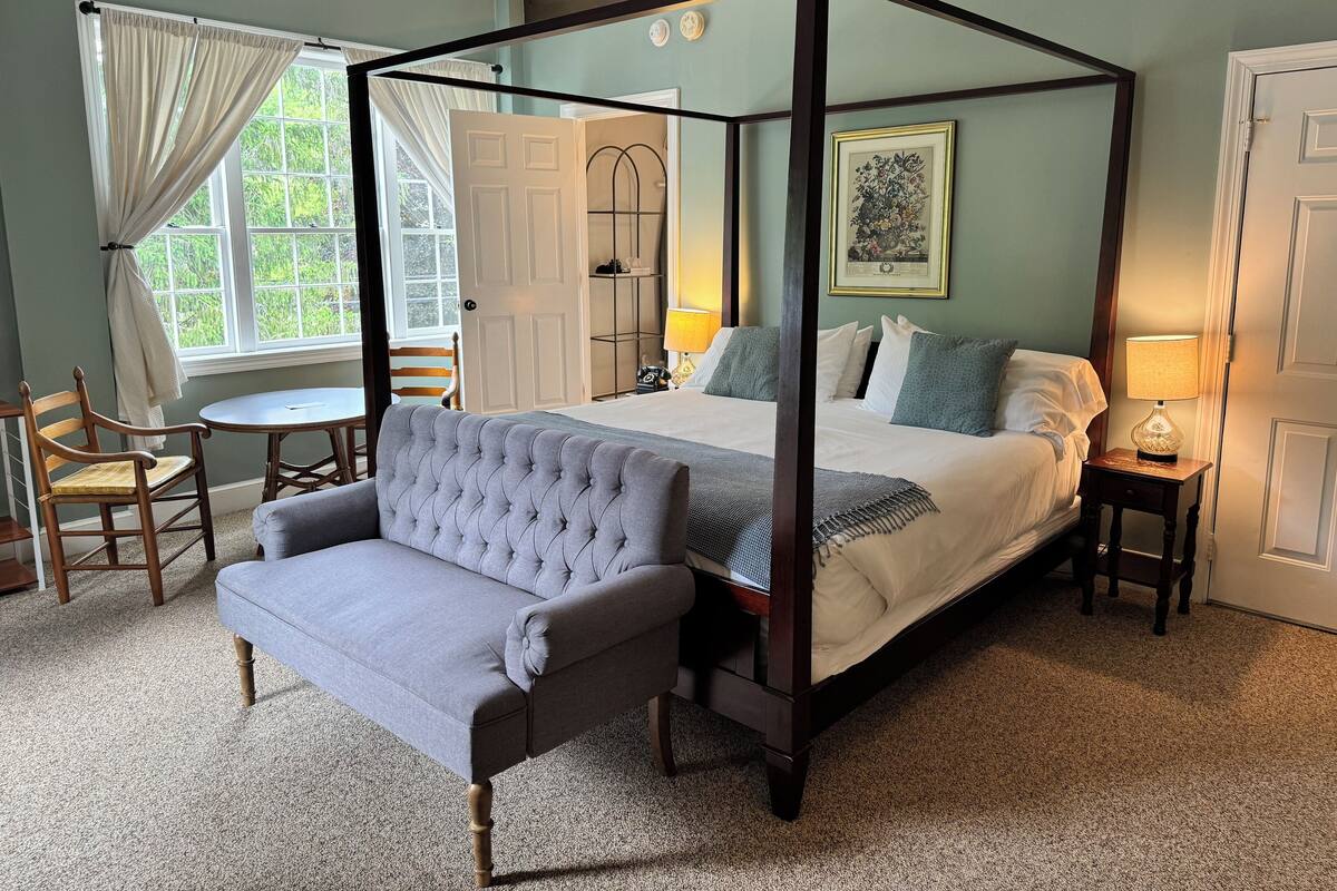 スタンダード ルーム キングベッド 1 台 | 高級寝具、客室ごとに異なる装飾、客室ごとに異なるインテリア、アイロン / アイロン台