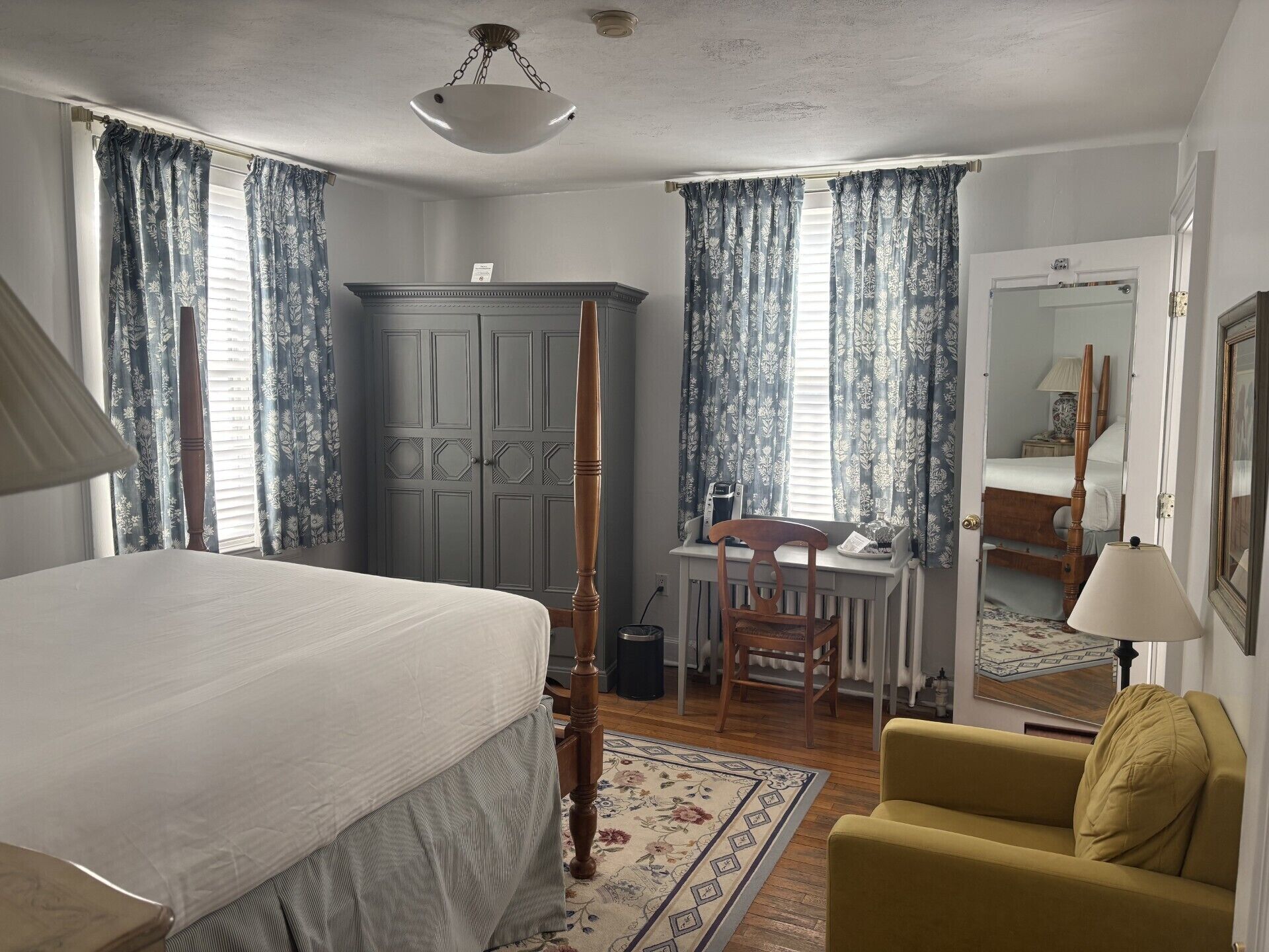 Inn 1 Queen | Individually decorated, individually furnished, desk, iron/ironing board