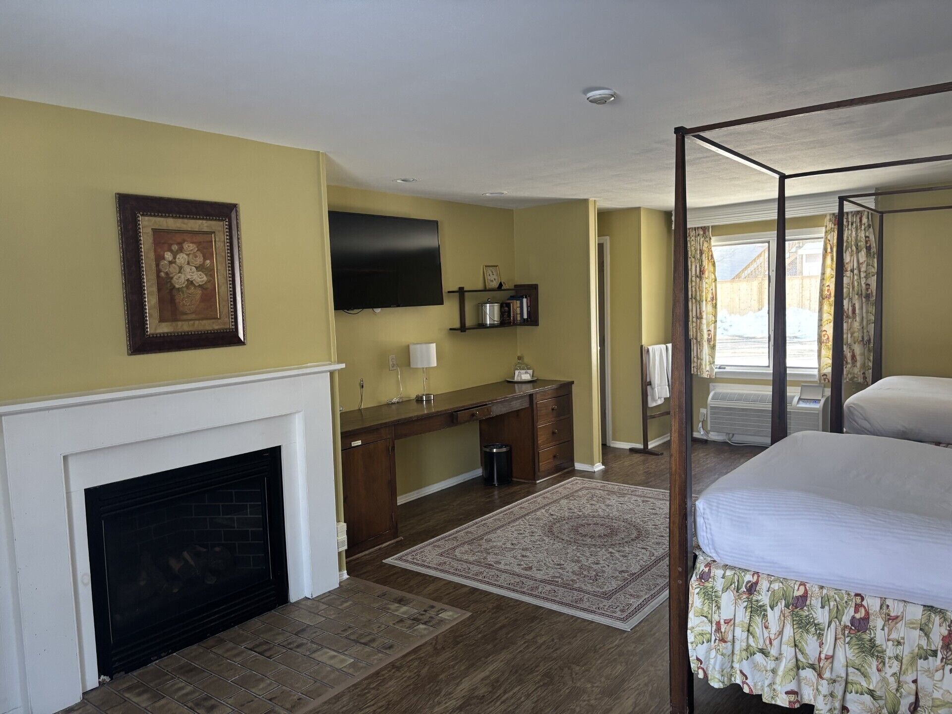 Courtyard 2 Doubles | Individually decorated, individually furnished, desk, iron/ironing board