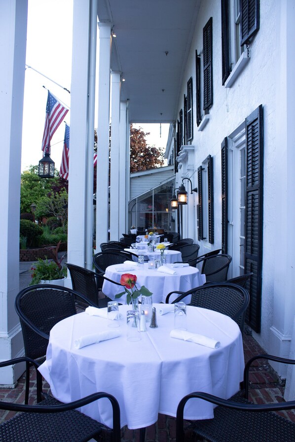 Lunch, dinner, brunch served; American cuisine 