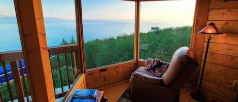 Chalet rustique panoramique, 2 chambres, cuisine, vue sur la mer | Vue du balcon