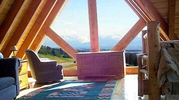 Cabaña panorámica, 2 habitaciones, cocina, vista al mar | Área de sala de estar | Televisión de pantalla plana de 60 pulgadas con canales vía satélite